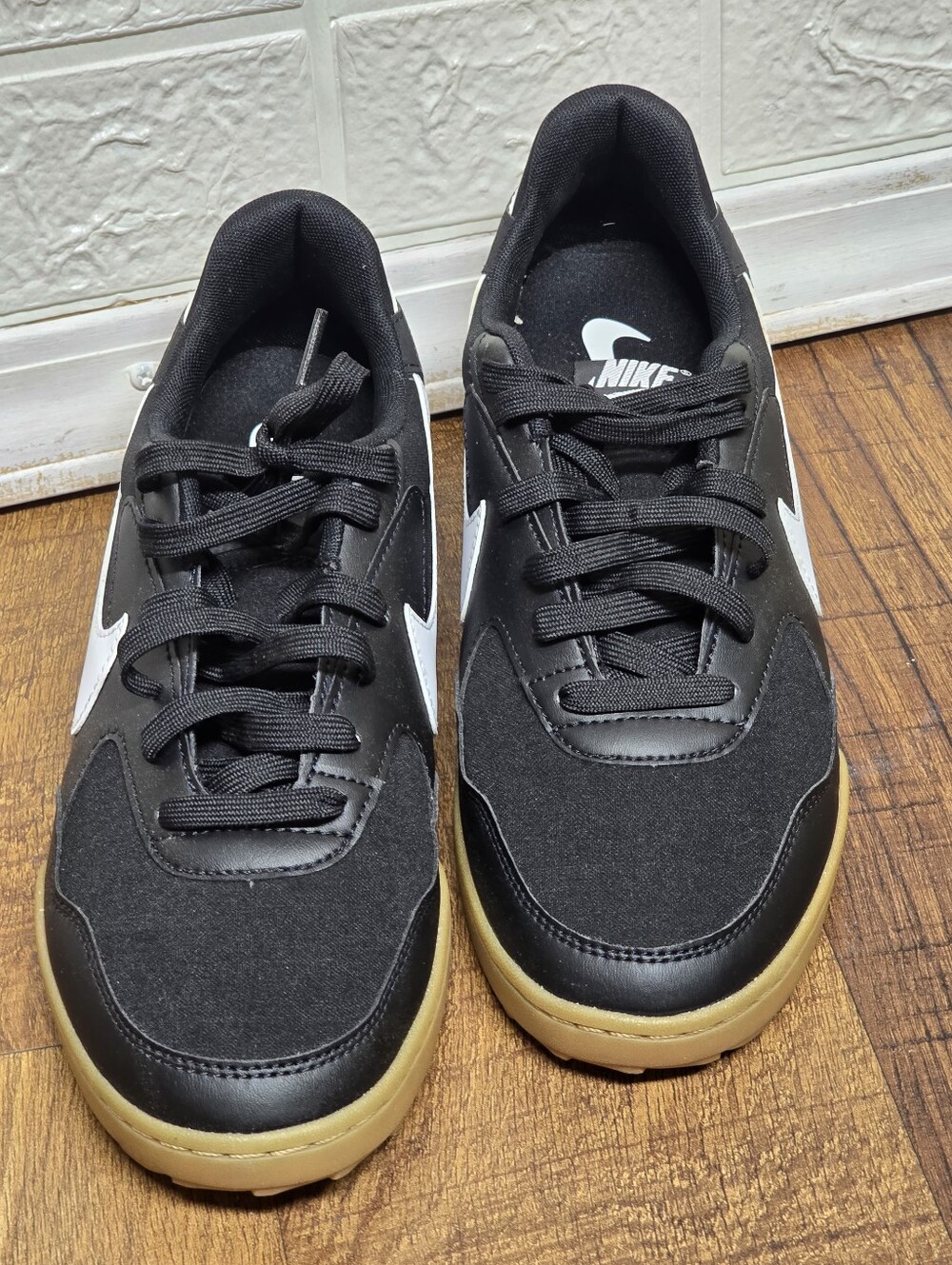 Mens Black And White Low Top Nikes Size 9.5